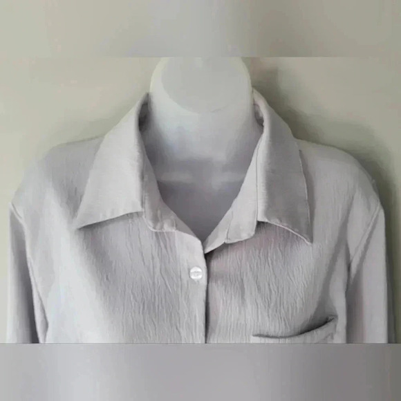 Size LARGE Women's Textured light silvery Gray Button Down Collared Shirt - Picture 2 of 9